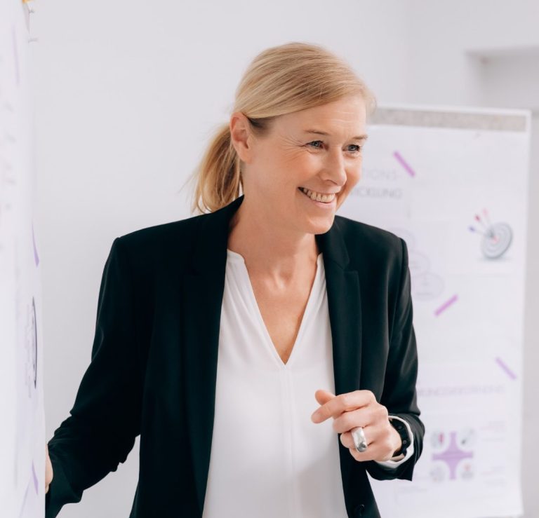 ÜBER MICH - Christina Lohrey, Düsseldorf. FUTUR FORMATION. Consulting. Training. Coaching. ÜBER MICH - Christina Lohrey. Düsseldorf. FUTUR FORMATION - CONSULTING, TRAINING, COACHING.